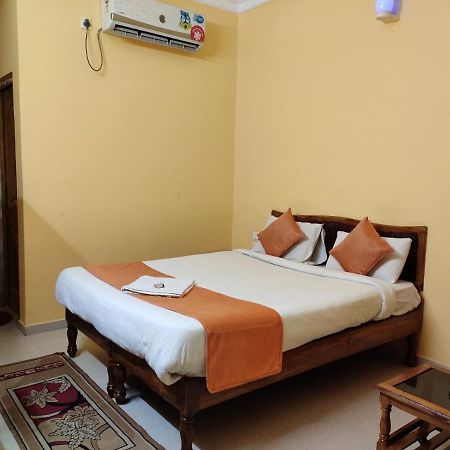 פורי Hotel Sambit International, Near Sea Beach מראה חיצוני תמונה